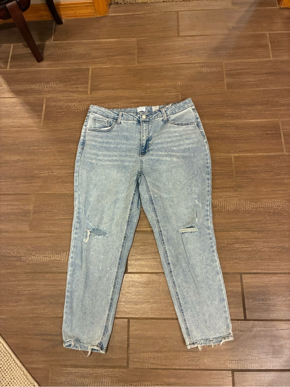Time & Tru size 16 Women’s Light Blue Distressed Straight-Leg Jeans